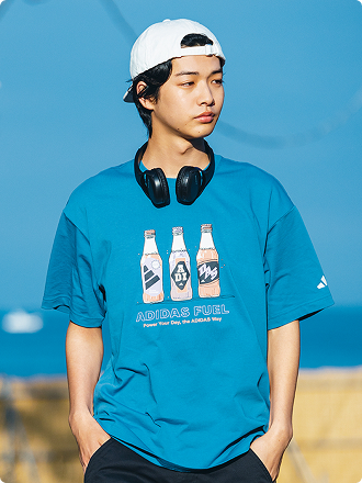 adidas ドリンク グラフィック サマーTシャツ ピーコックブルー