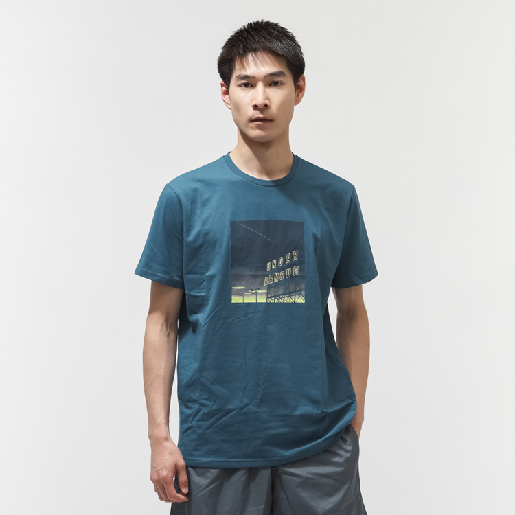 UNDER ARMOUR UAパフォーマンスコットン ネオン グラフィック ショートスリーブ Tシャツ グレイシュブルー