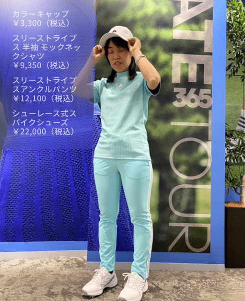 シューレース式スパイクシューズ￥22,000（税込）・スリーストライプスアンクルパンツ￥12,100（税込）・スリーストライプス 半袖 モックネックシャツ￥9,350（税込）・カラーキャップ￥3,300（税込）