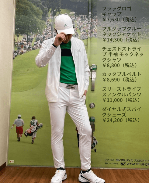 ダイヤル式スパイクシューズ￥24,200（税込）・スリーストライプスアンクルパンツ￥11,000（税込）・チェストストライプ 半袖 モックネックシャツ￥8,800（税込）・カッタブルベルト￥8,690（税込）・フルジップクルーネックジャケット￥14,300（税込）・フラッグロゴキャップ￥3,630（税込）